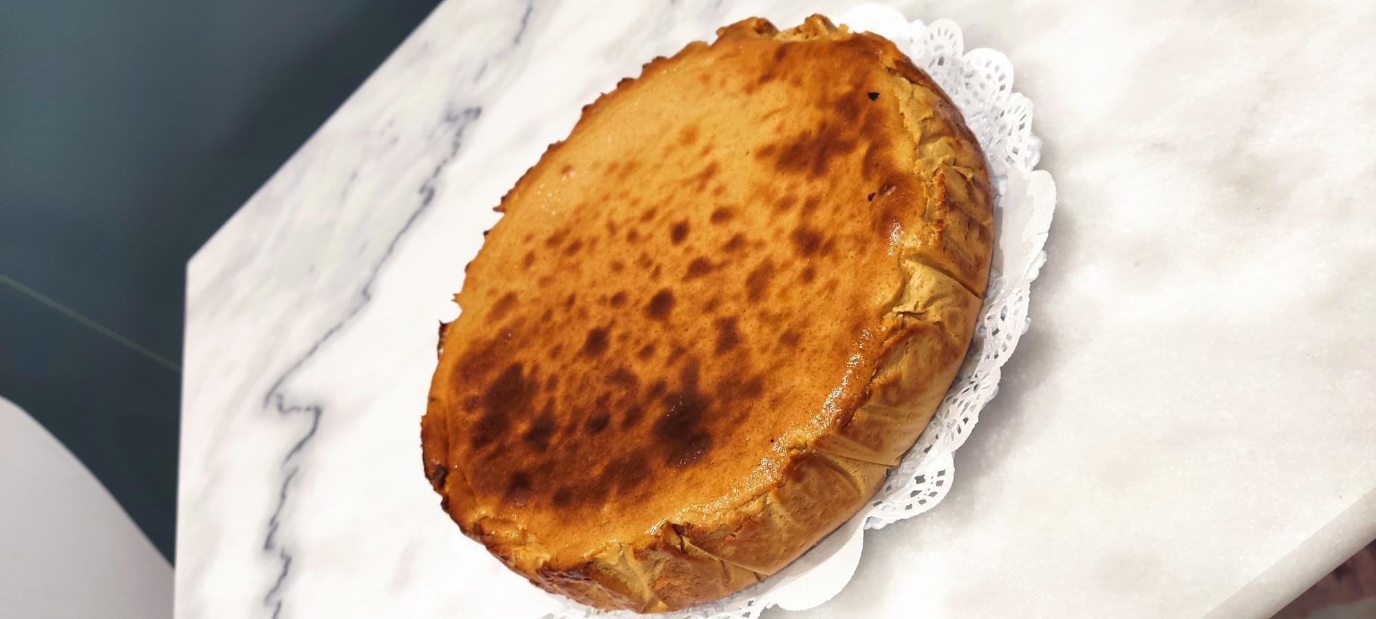 Tarta de queso artesana recién horneada en el obrador de El Cid