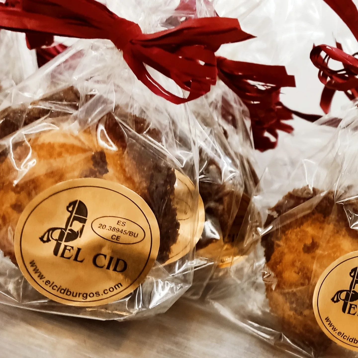 Trufas en bolsas de regalo con lazo rojo y la etiqueta de El Cid